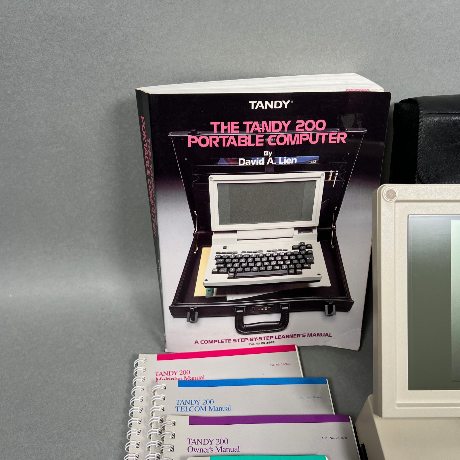 Tandy 200 Portable Computer, Power Adapter, Case, Book, Owner's Manuals WORKING