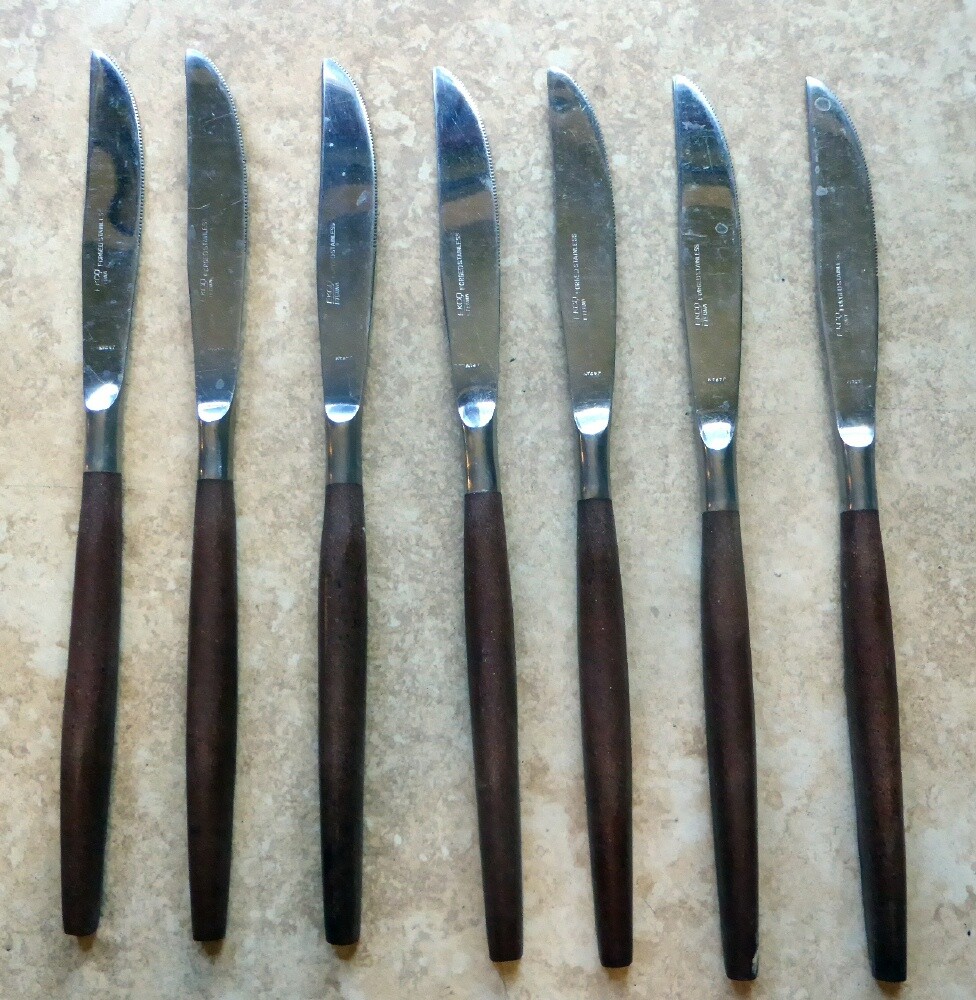 VINTAGE LOT OF 7 DINNER KNIVES, EKCO ETERNA CANOE MUFFIN TEAK HANDLES