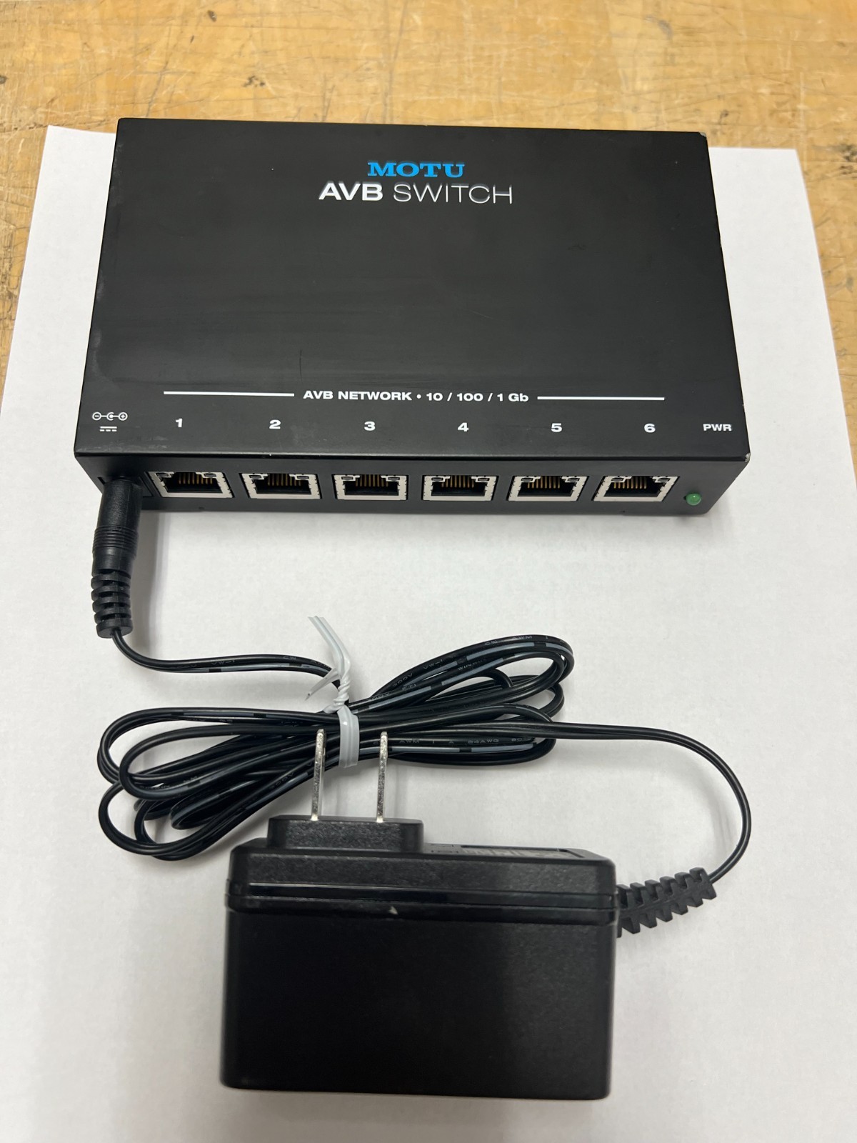 MOTU AVB Switch 6 Port Ethernet Switch 10/100/1GB With power supply
