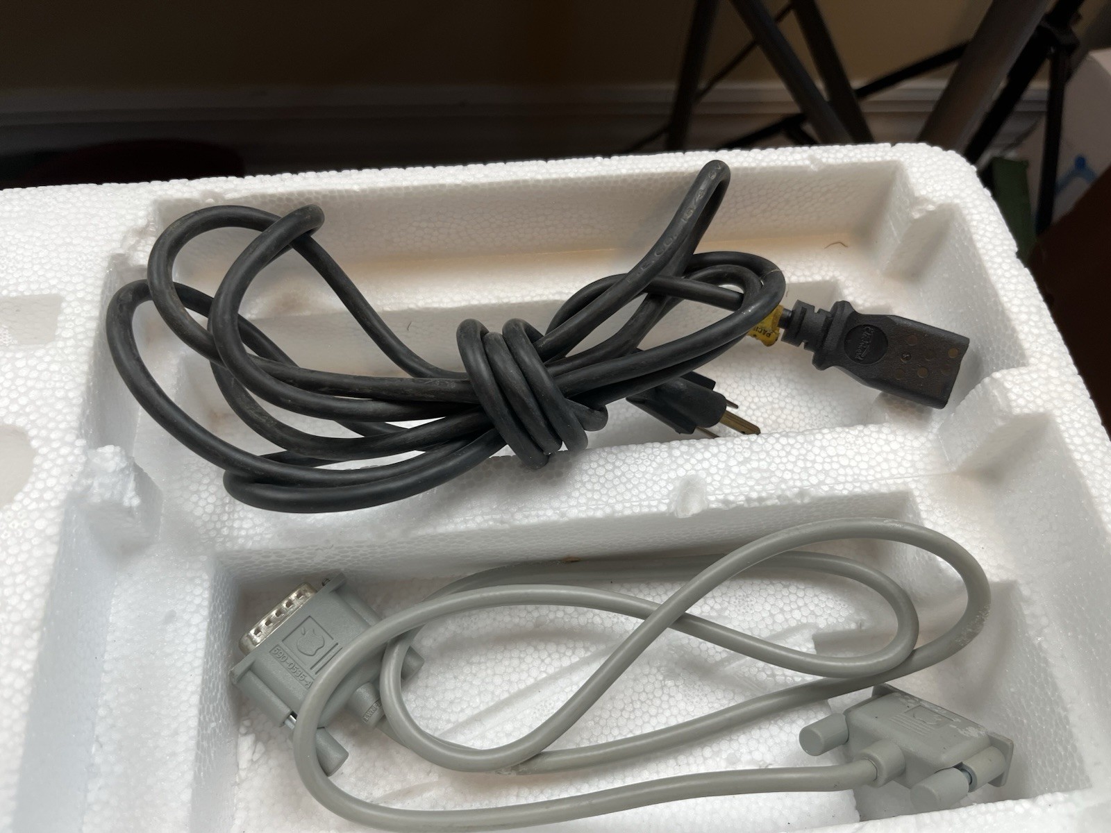 Apple IIGS A2S6000 Computer w/ Original Box, Keyboard, Mouse, Cable Book Works