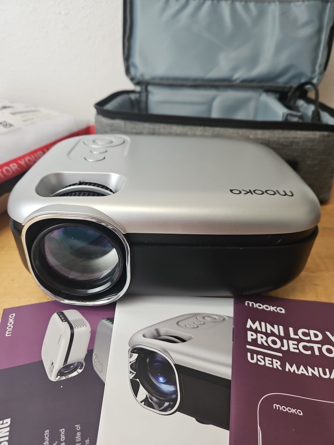 Mooka: Mini LCD Video Projector - RD-823 in soft case AND 120" projector screen