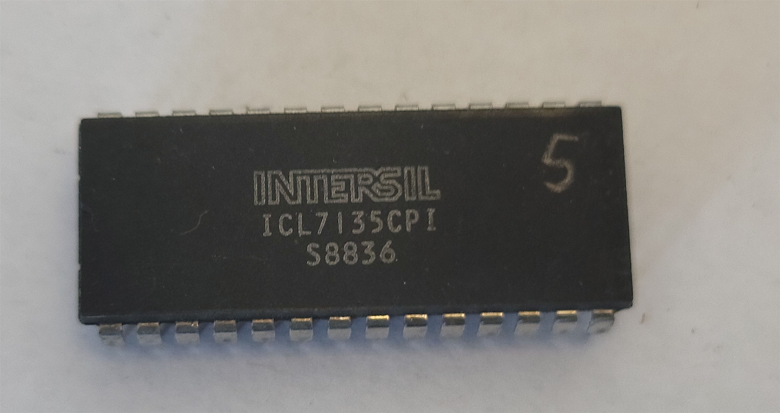 Intersil ICL7135CPI , 28 PIN A/D Converter