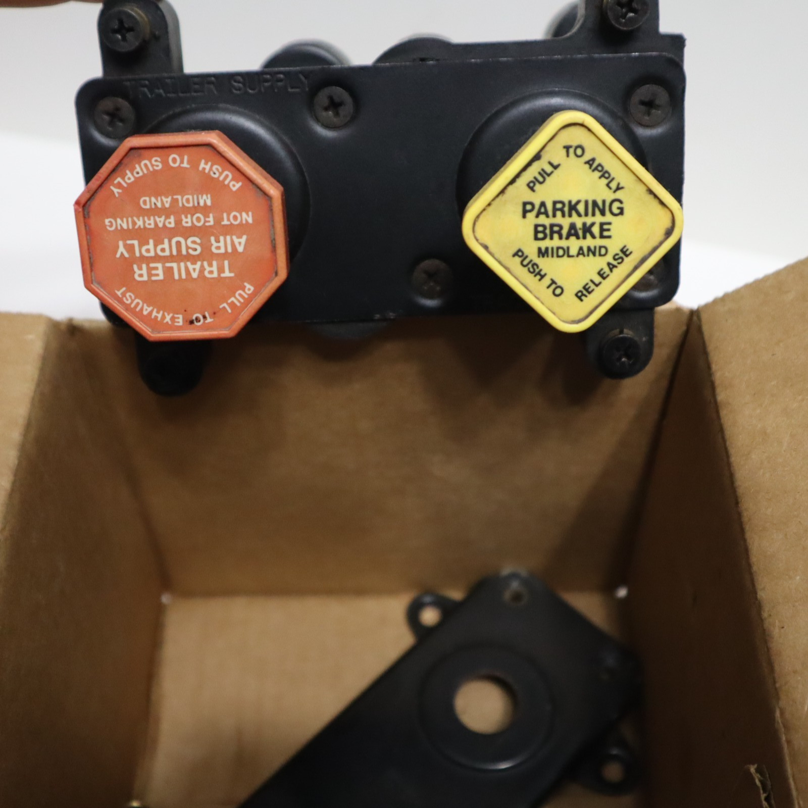 Bendix Air Brake MV-3 Dash Valve 800517 1F0223H Parking Brake And Trailer Supply