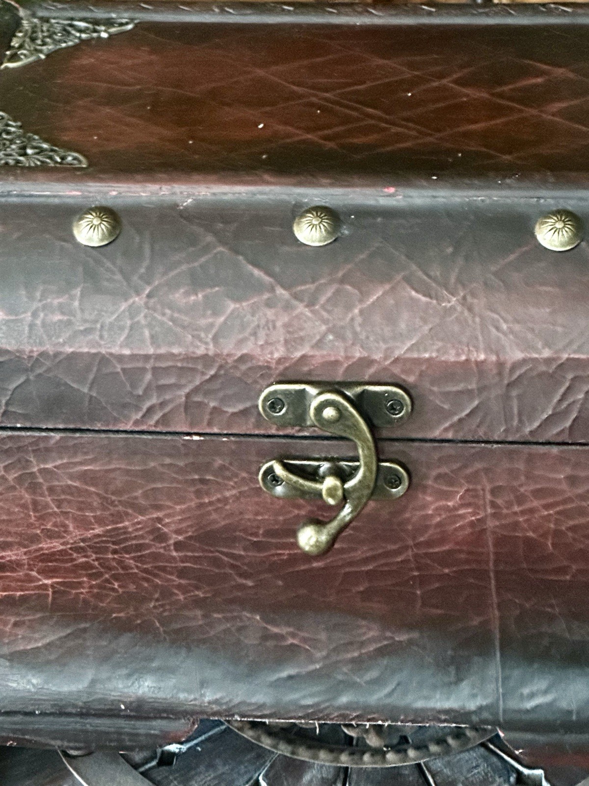 VTG Inspired Hinged/Lidded Faux Leather Rustic Decorative Footed Chest/Trunk