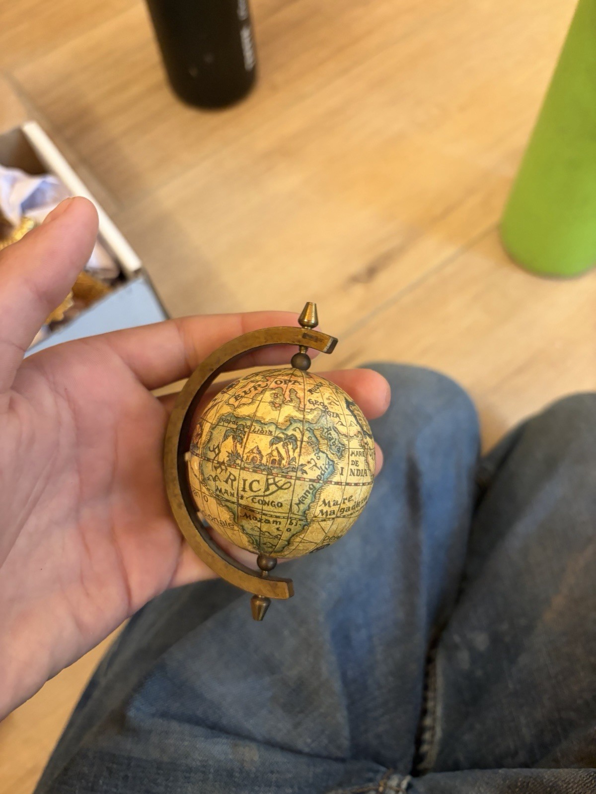 Mini Vintage/Retro Rotating Tabletop World Globe, Antique Brass Metal Stand