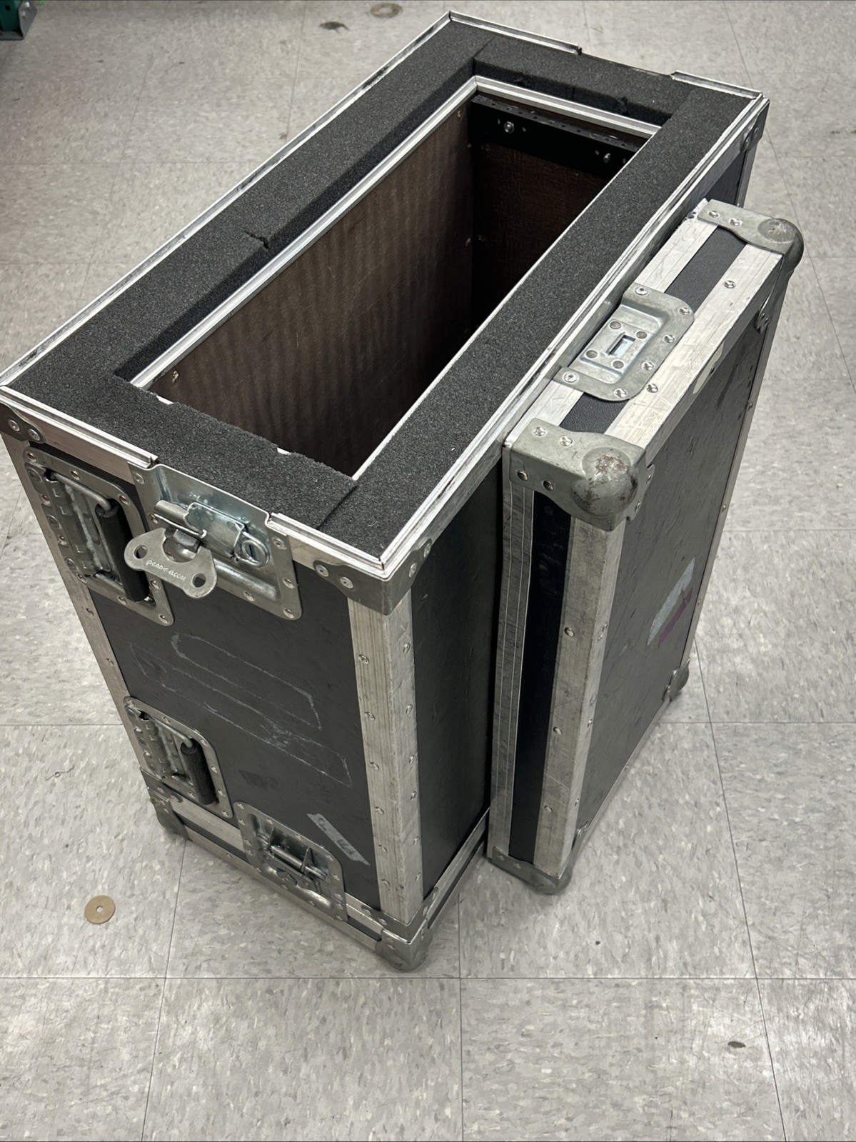 Flight Case Server Rack 4U Penn Elcom 19” Wide 21” Depth 2” Foam, missing parts