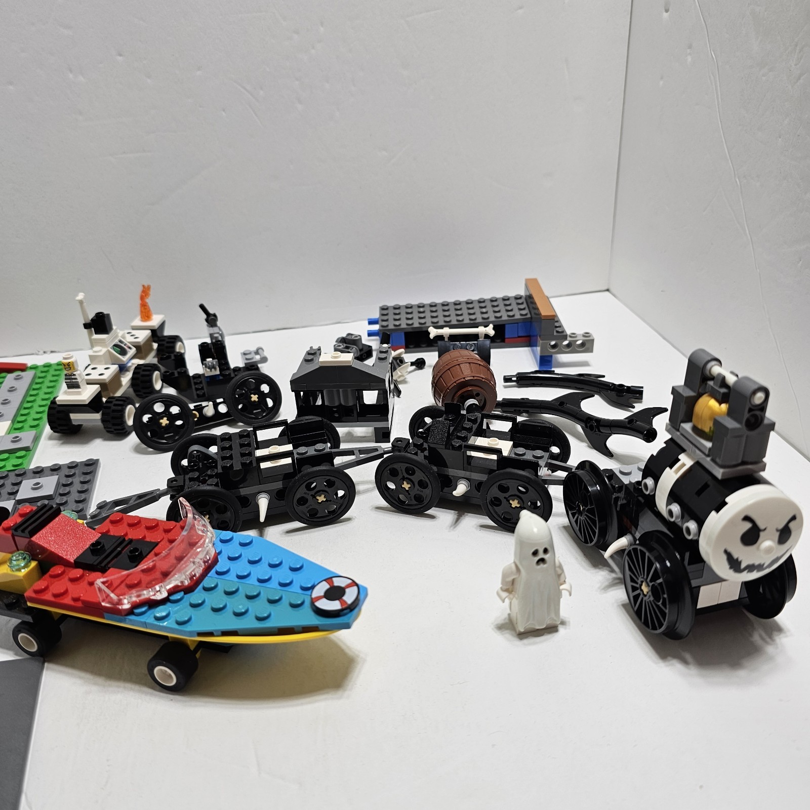 INCOMPLETE Legos Monster Fighters The Ghost Train SpongeBob Heroic Heros **READ*