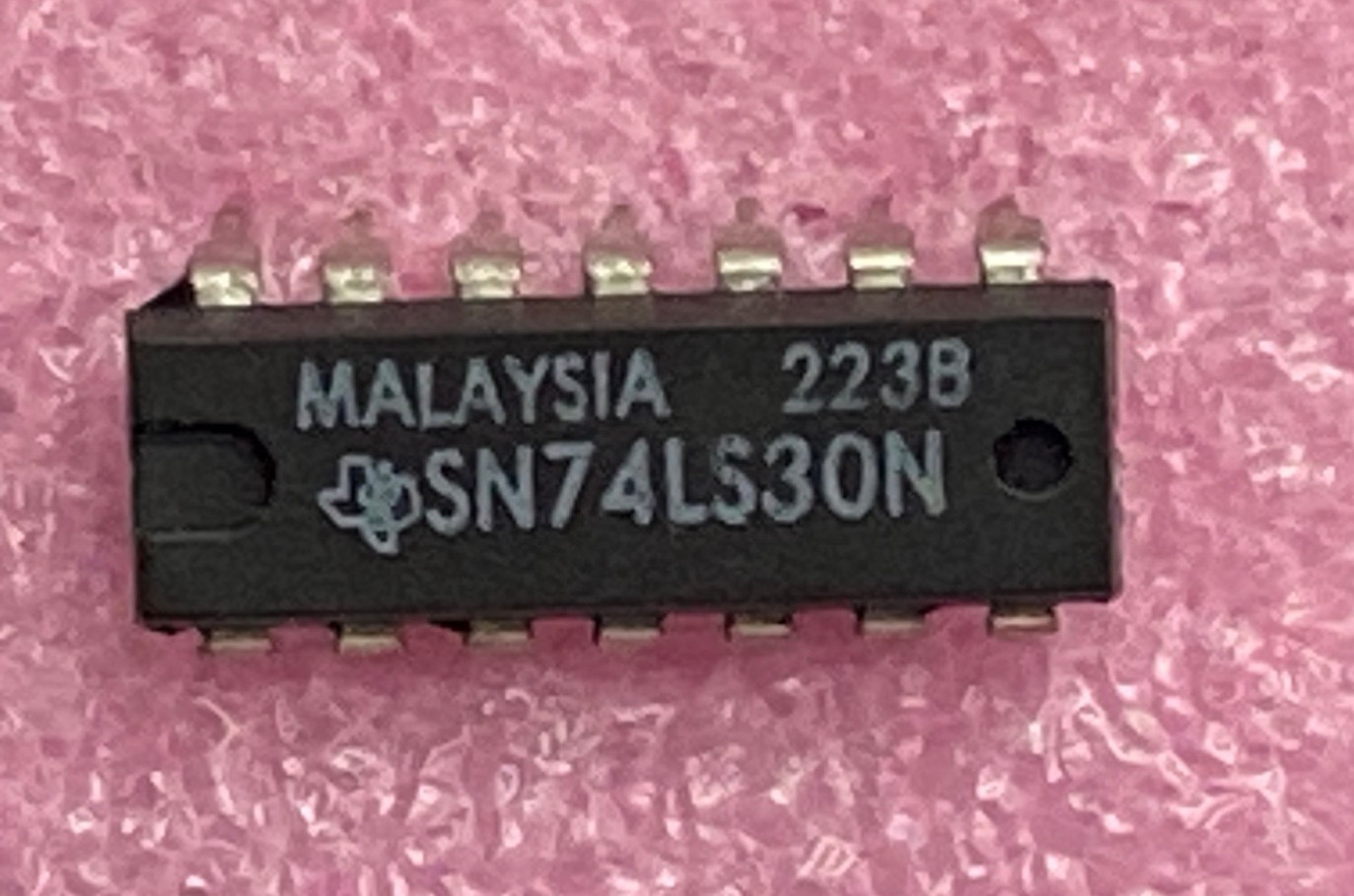 Texas Instruments SN74LS30N 8-input positive NAND gate Integrated Circuit