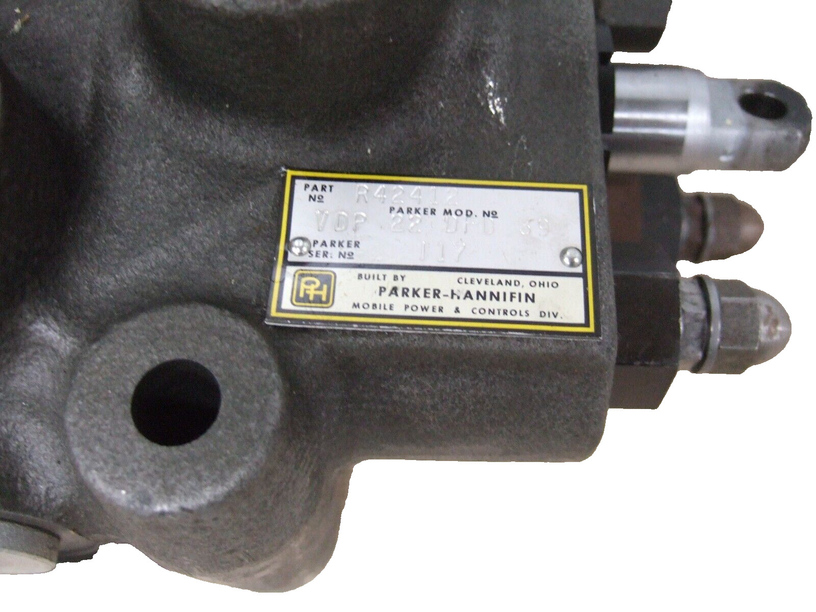 Case 350B crawler hydraulic valve R42412-Three spool valve