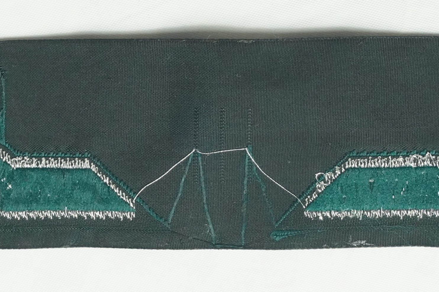 BeVo Patch WH, Metallic threads on green
