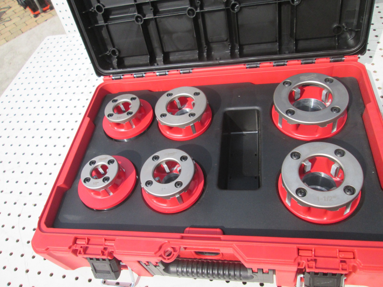 Milwaukee Tool 48-36-1060 Pipe Threading Die Head, For Pipe 1/2"-2" EXCELLENT