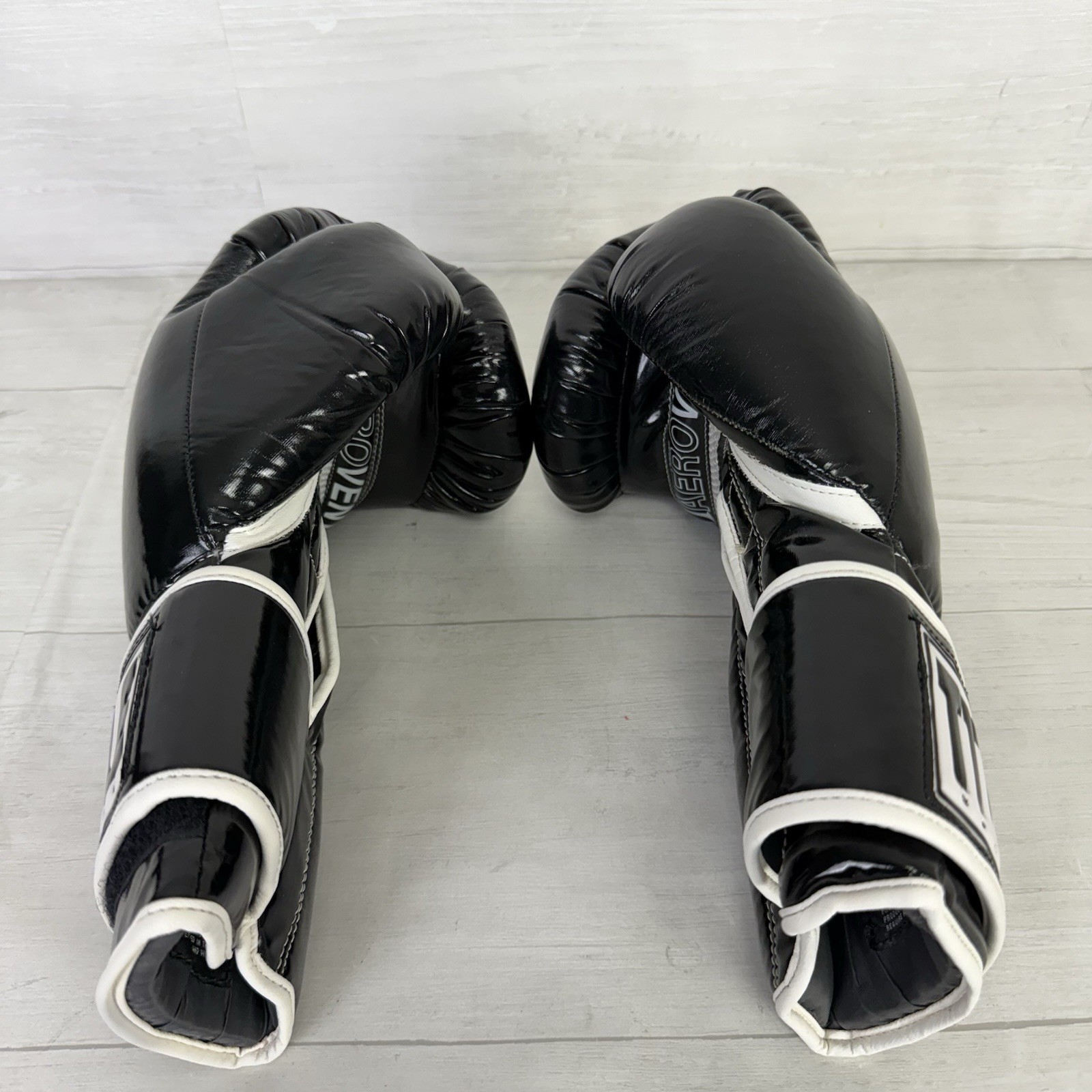 Title Boxing Gloves Black Size Medium 12oz Aerovent