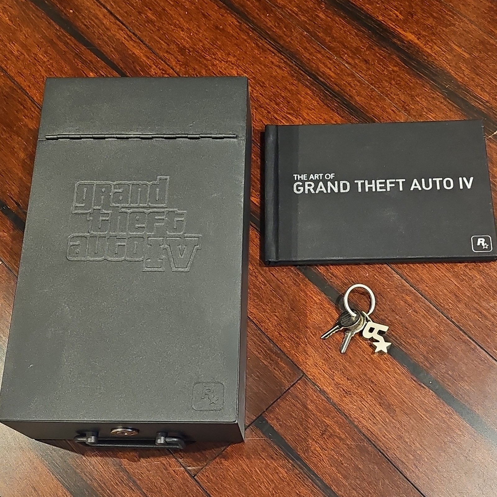 Grand Theft Auto IV Special Edition Metal Lockbox Safe w/ Keys and Art Book Only