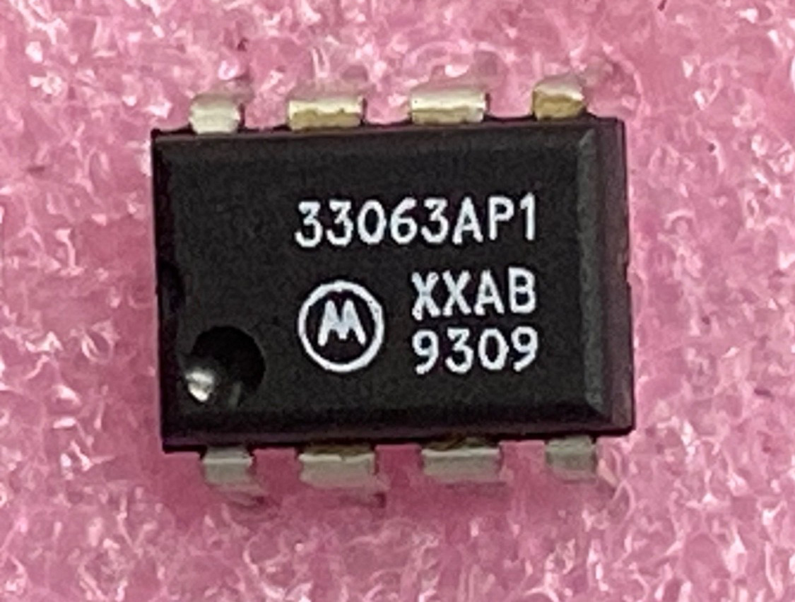 Motorola 33063AP1 buck/boost inverting regulator switch 1.5A Integrated Circuit