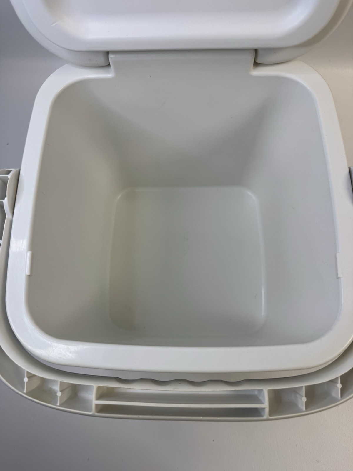 Igloo Ice Cube 12 Quart 14 Can Plastic Cooler Blue White Top Compartment Handle