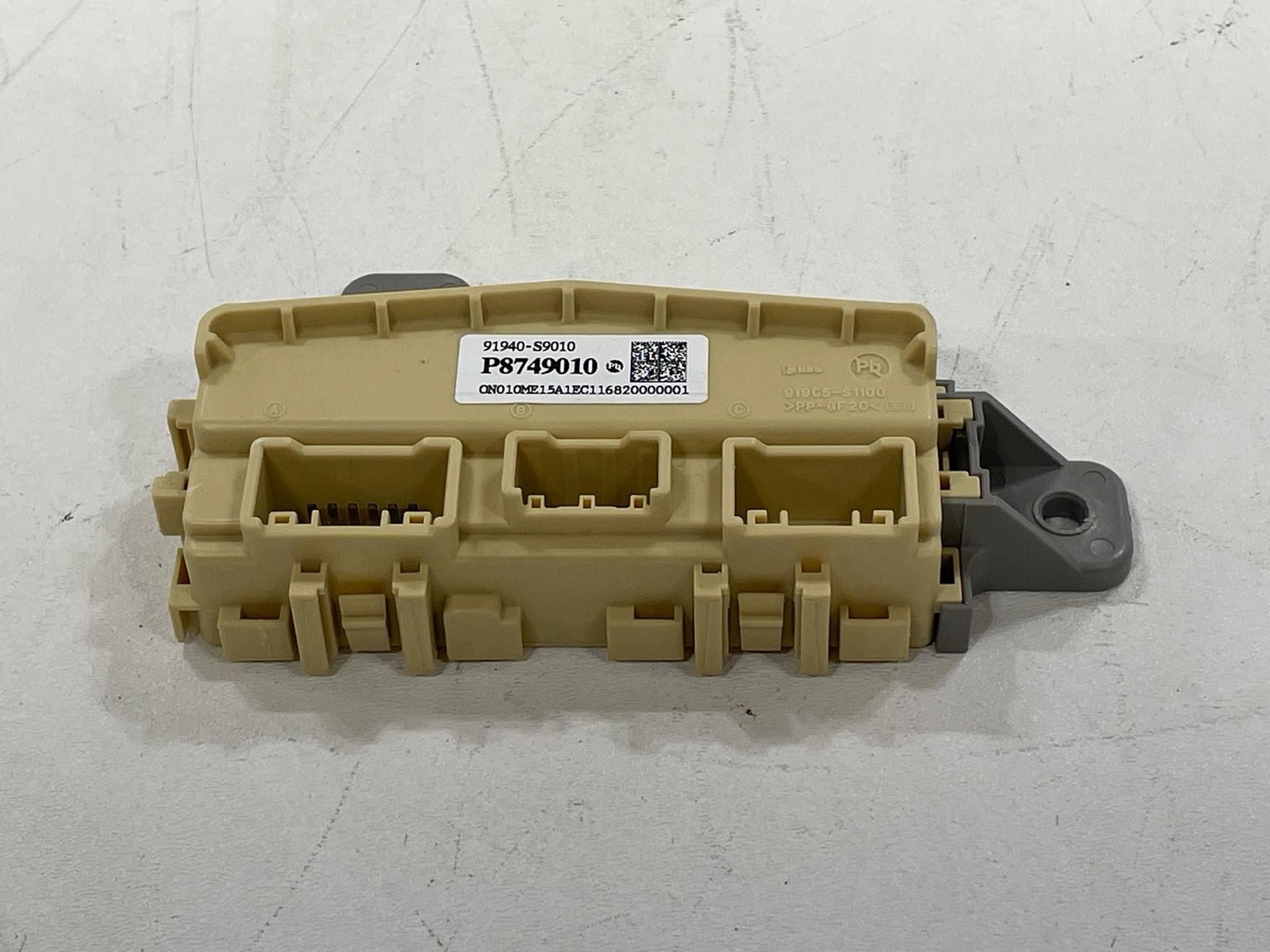 Fits 20 - 24 KIA TELLURIDE RH Right Side Cabin Fuse Relay Junction Box OEM