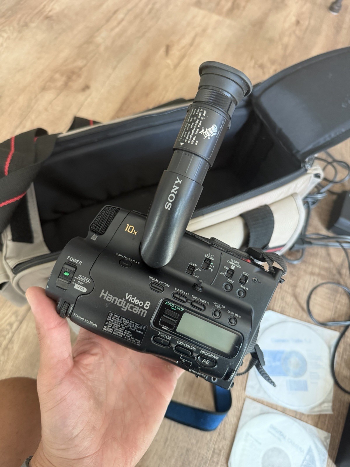 Sony Video 8 Handycam CCD-TR77 With Accessories READ DESCRIPTION