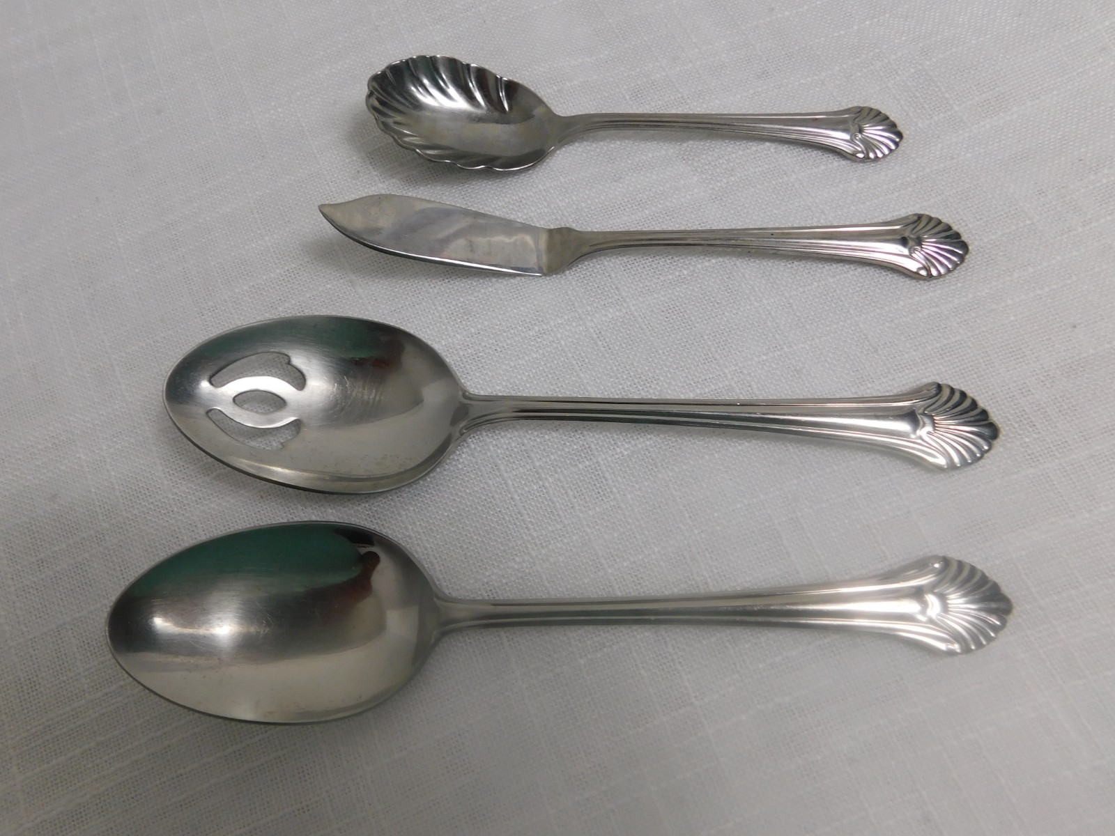 D8 - Reed & Barton 18/8 Stainless Seafare Serving Set + 3 Soup Spoons