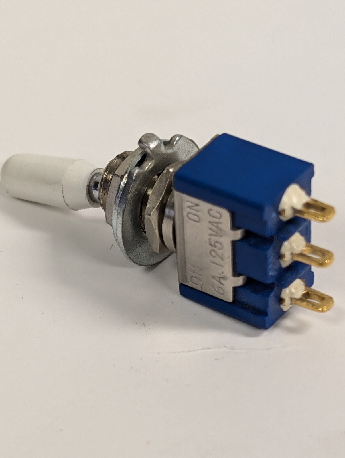 SPDT MINIATURE TOGGLE SWITCH