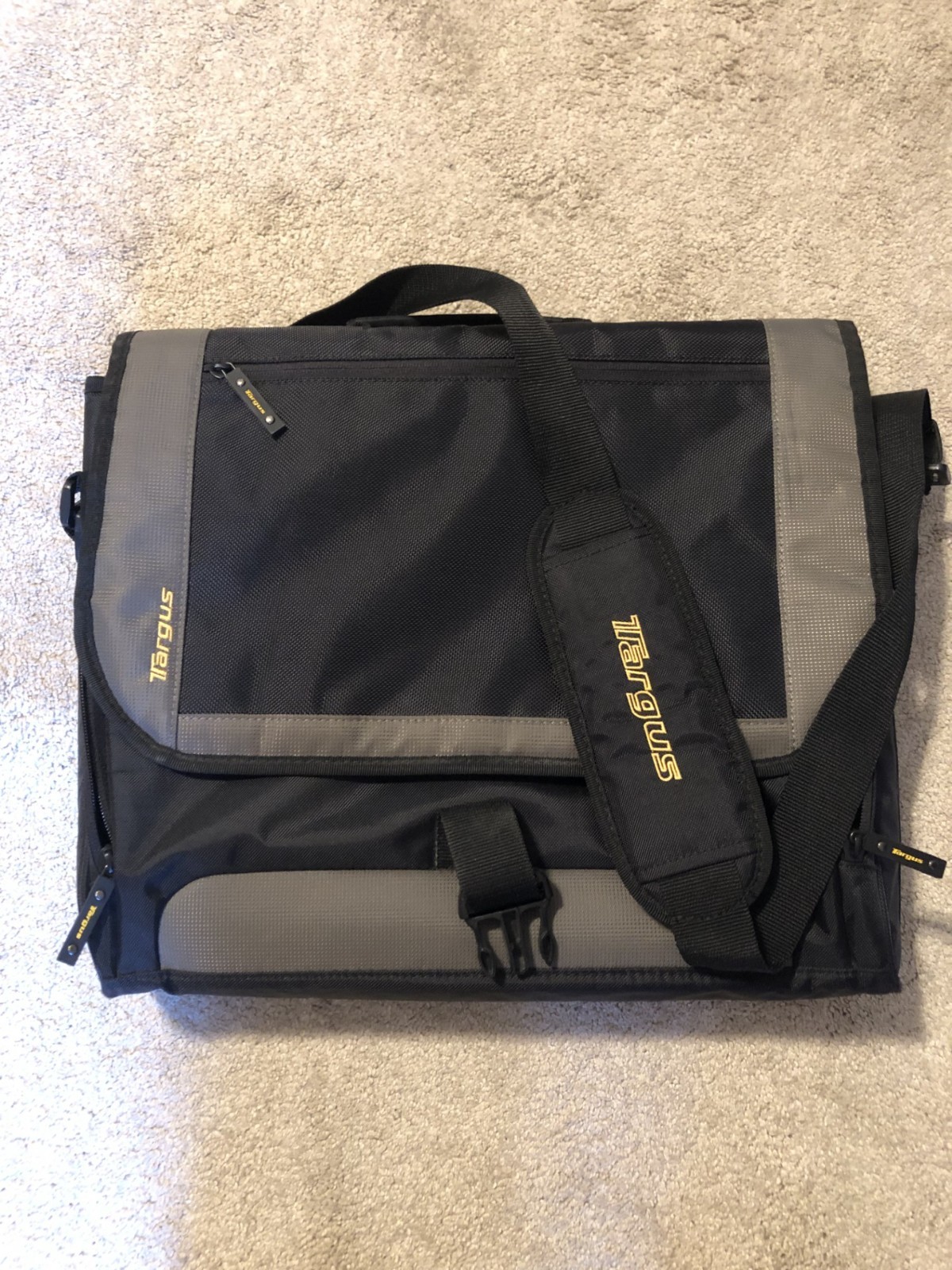TARGUS CityGear 17" Laptop Notebook Messenger Bag Computer Travel Work Student