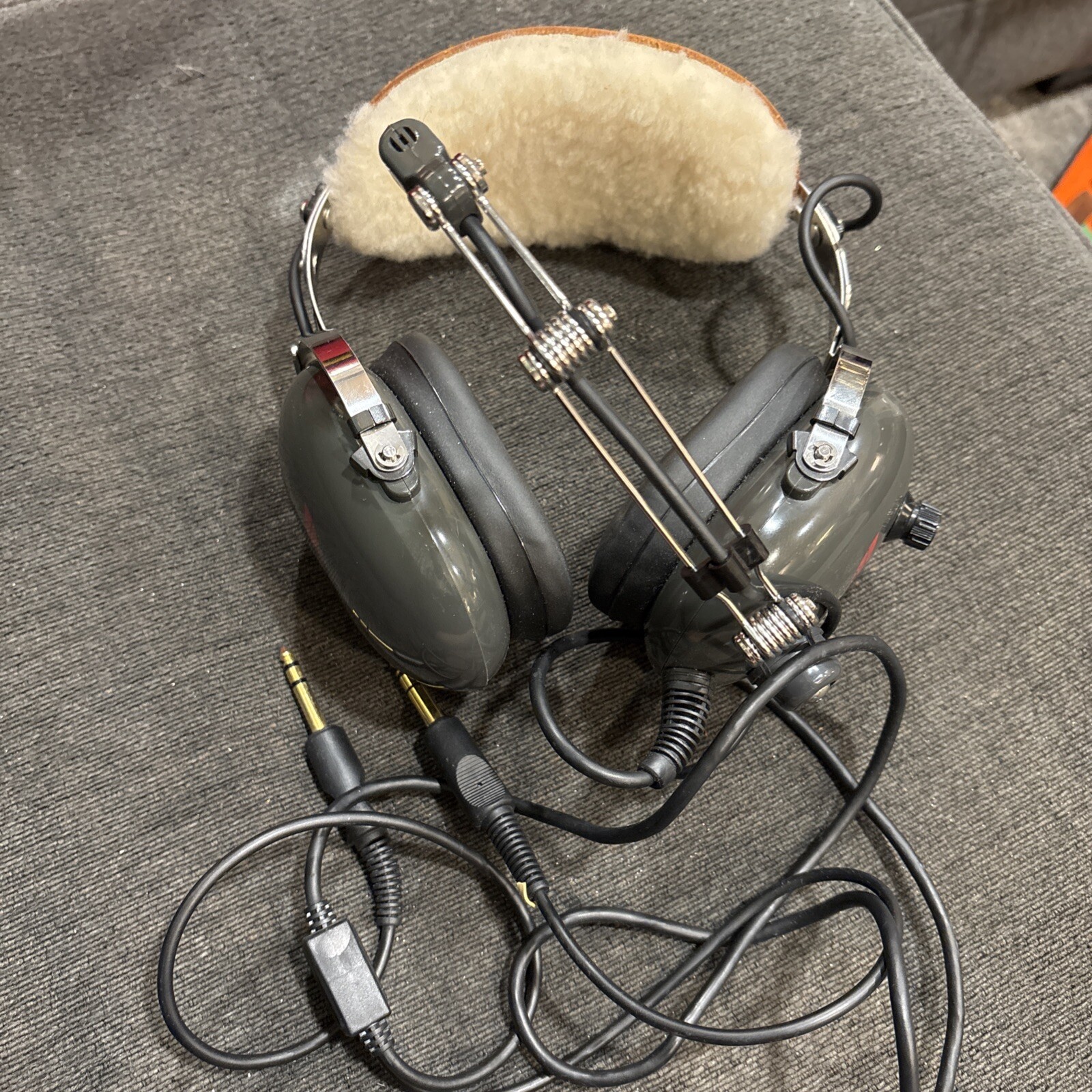AVCOMM Aviation Communications Pilot’s Headset AC-400S ?