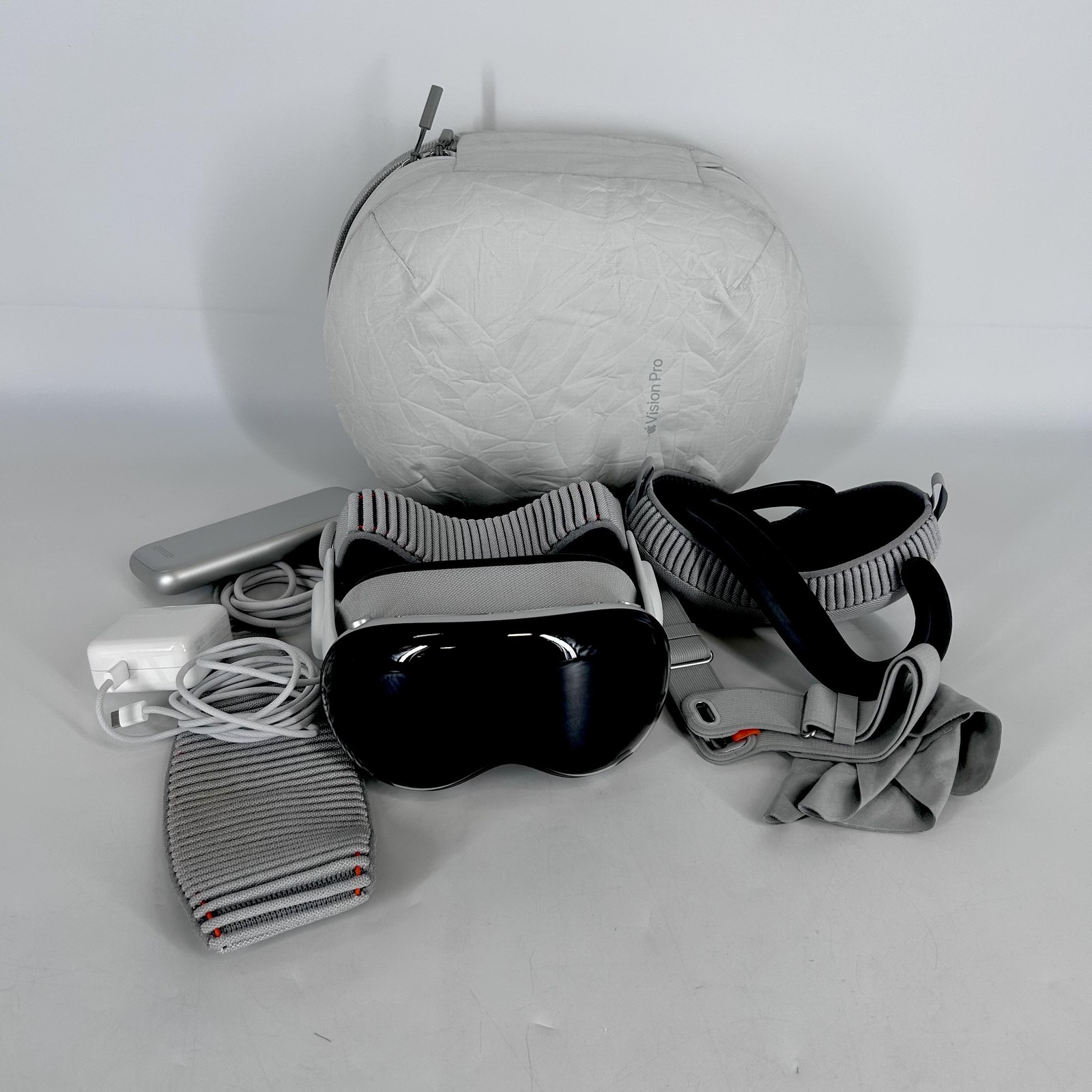 Apple Vision Pro VR Headset 256GB w/ Dual Loop Band-M/Light Seal-21W - Very Good