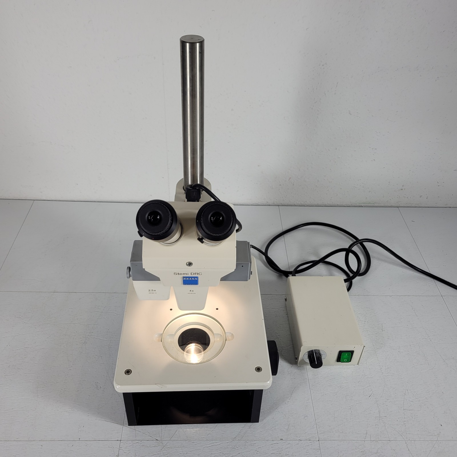 Carl Zeiss Stemi DRC Binocular Standing Microscope w/ 2.5x and 4x Objectives