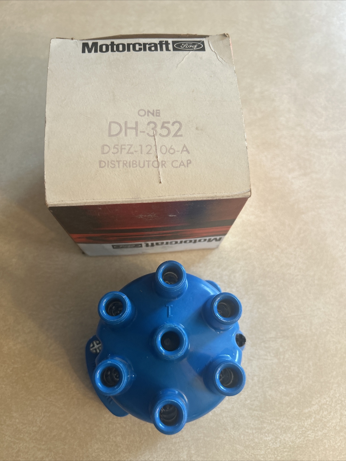 NOS Motorcraft DH-352 Distributor Cap - New Old Stock D5FZ-12106-A