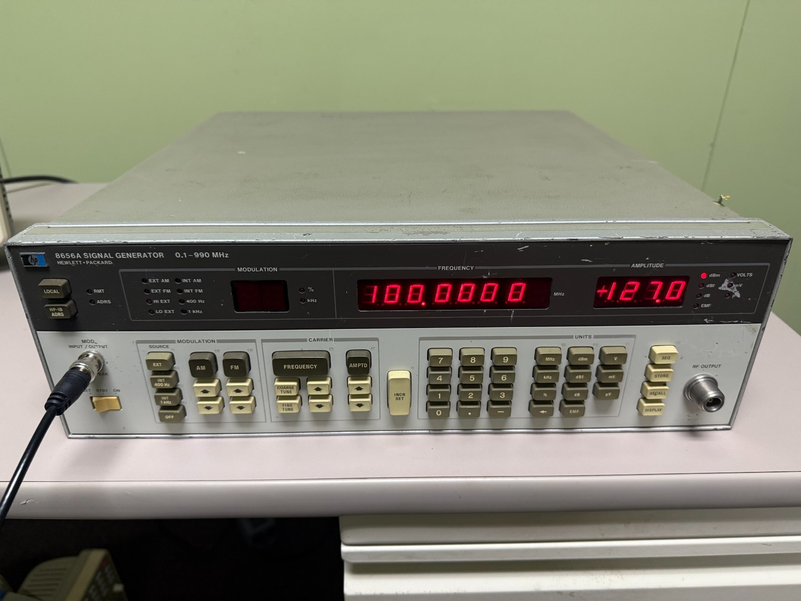 HEWLETT PACKARD 8656A Signal Generator 0.1-990 MHZ
