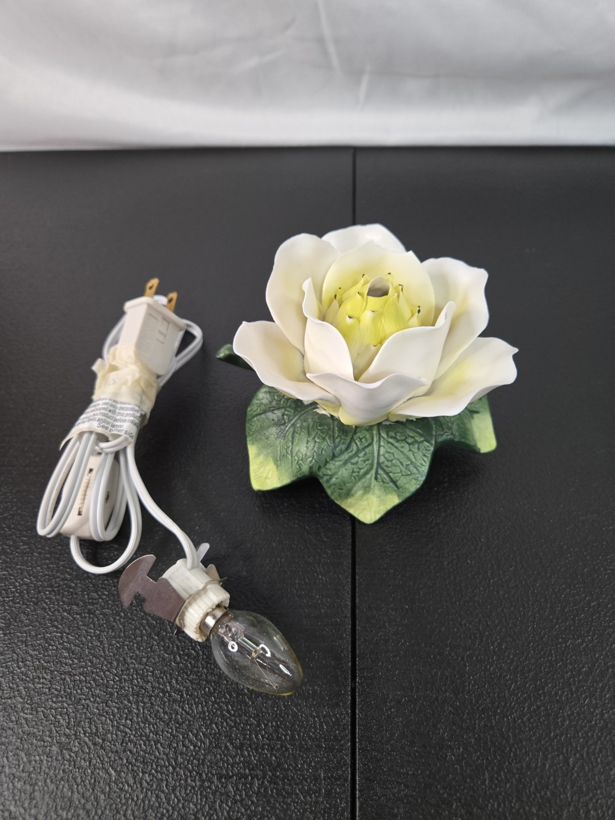 Vtg Porcelain Magnolia Night Light Table style Lamp