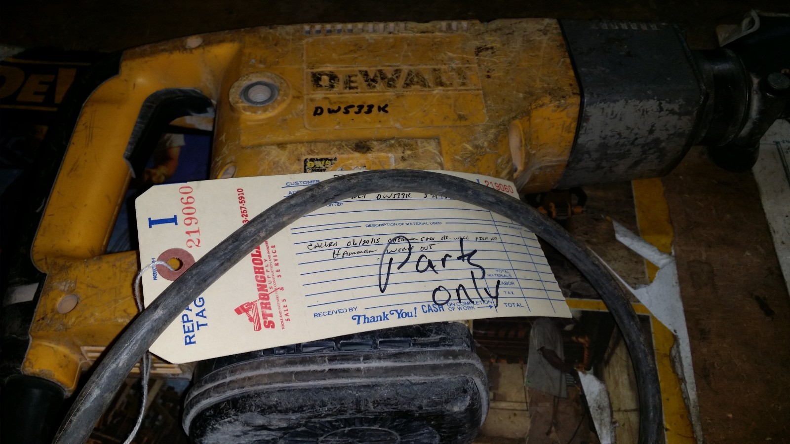 USED 588560-00 LOCK SPINDLE FOR DW533 T103 DEWALT -PART IS PART OF THE PICTURE