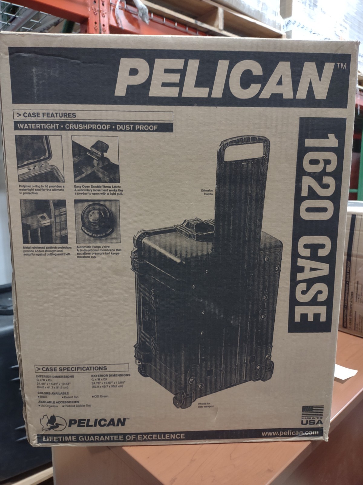 Pelican 1620 Hard Case with Padded Divider (Black)