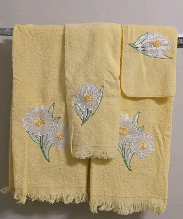 Vtg 5pc Cannon Floral Towel Set 86% Cotton/ 14% Poly Yellow w/ Flower USA NEW