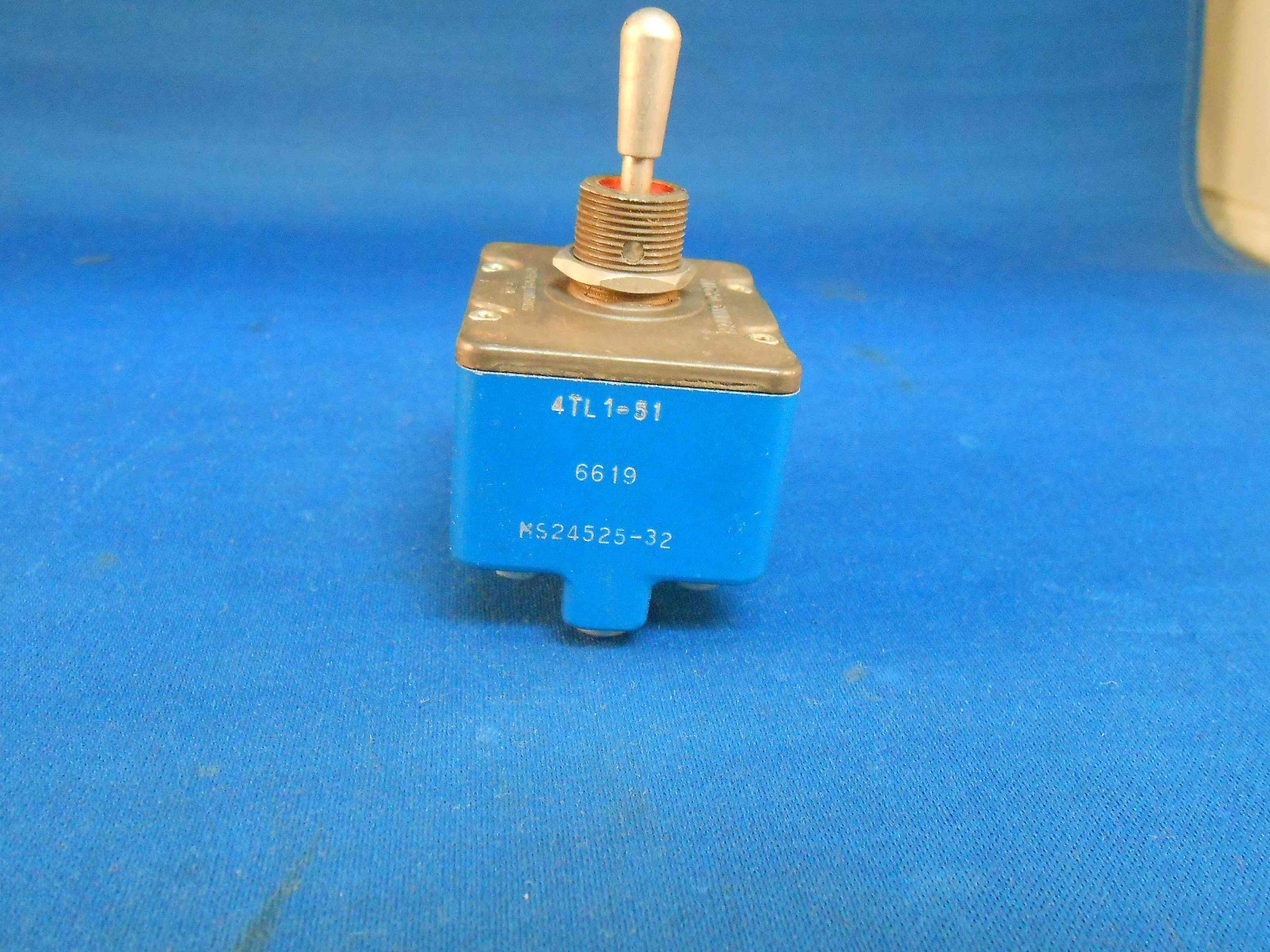 MS24525-32  /4TL1-51  TOGGLE SWITCH 115VAC/28VDC NEW OLD/USED?