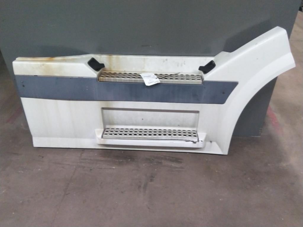 For 2006 VOLVO VNL SIDE FAIRING Right ,  IL