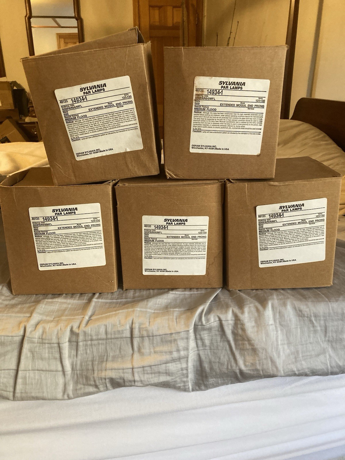 3 Sylvania 125-230V and 2 GE 120V Par 64 500W MFL Flood Bulbs W/Ext Mogul