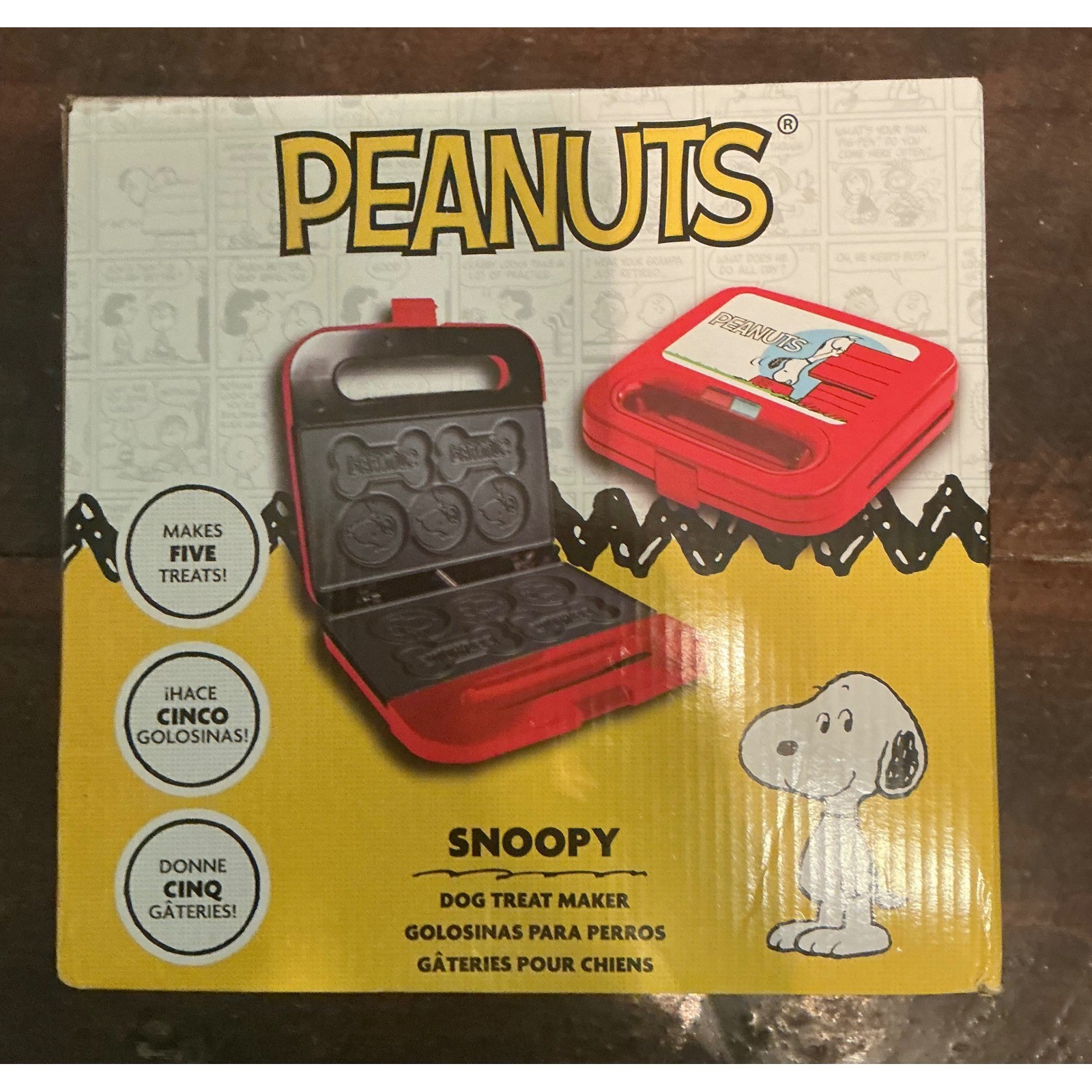 Peanuts Snoopy Dog Treat Maker Uncanny Brands DTM-PEA-SN1 Red 750W 5-Treat Tray