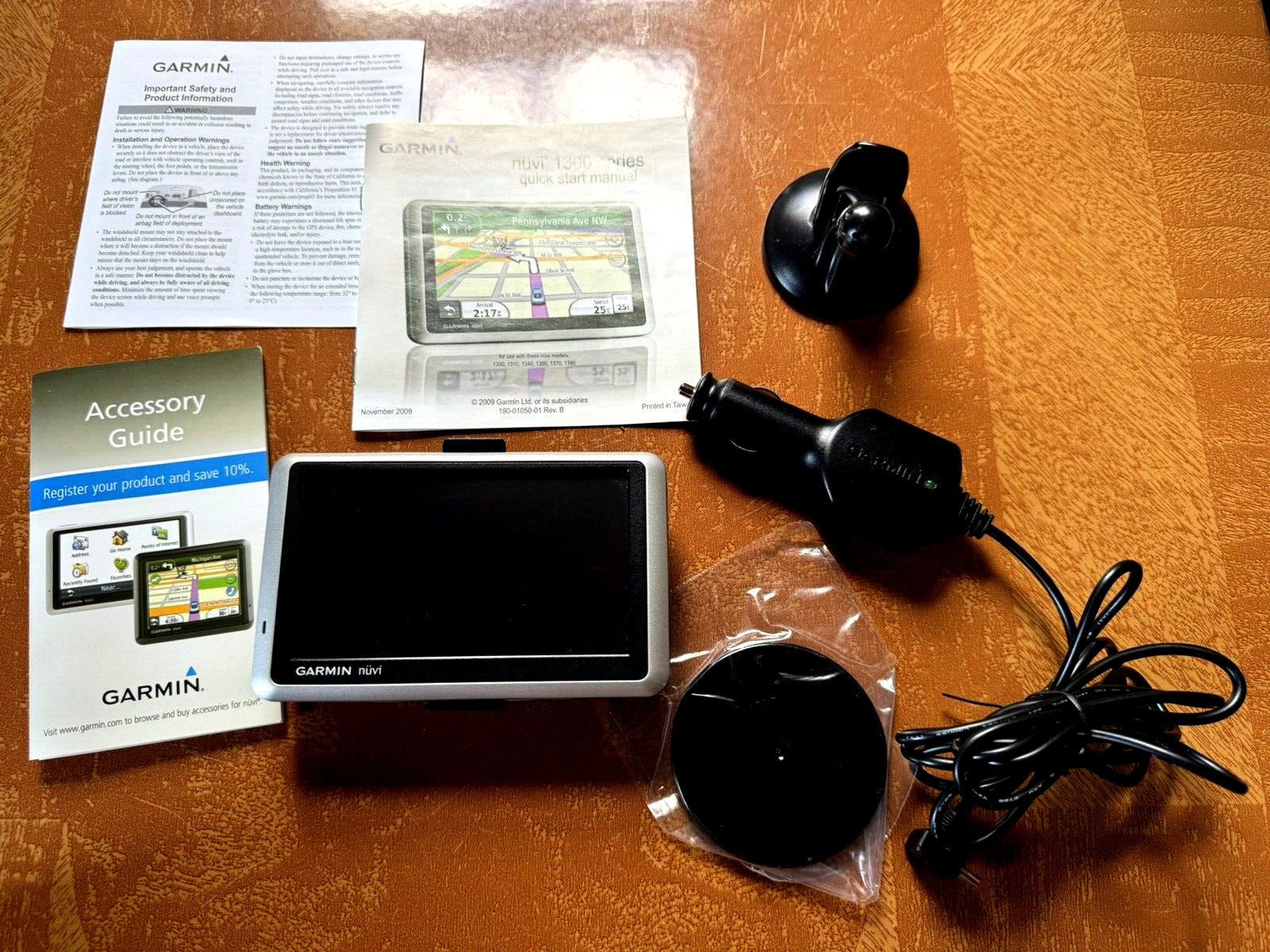 Garmin nüvi 1300 Automotive Mountable Touch Screen Bundle