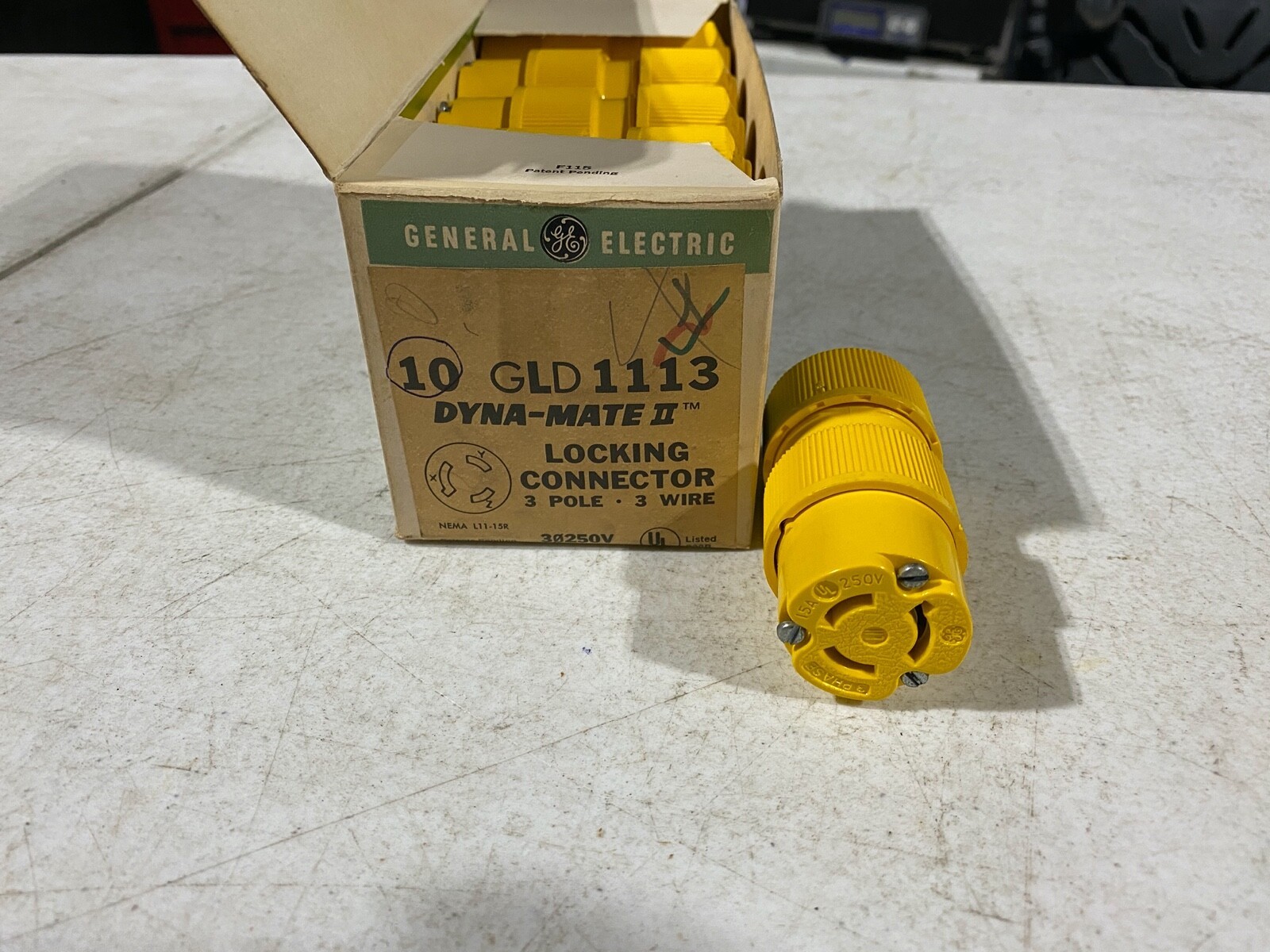 Box of 10 GE GLD1113 Dyna-Mate II Locking Connectors 15A 250V 3-Pole L11-15R NOS