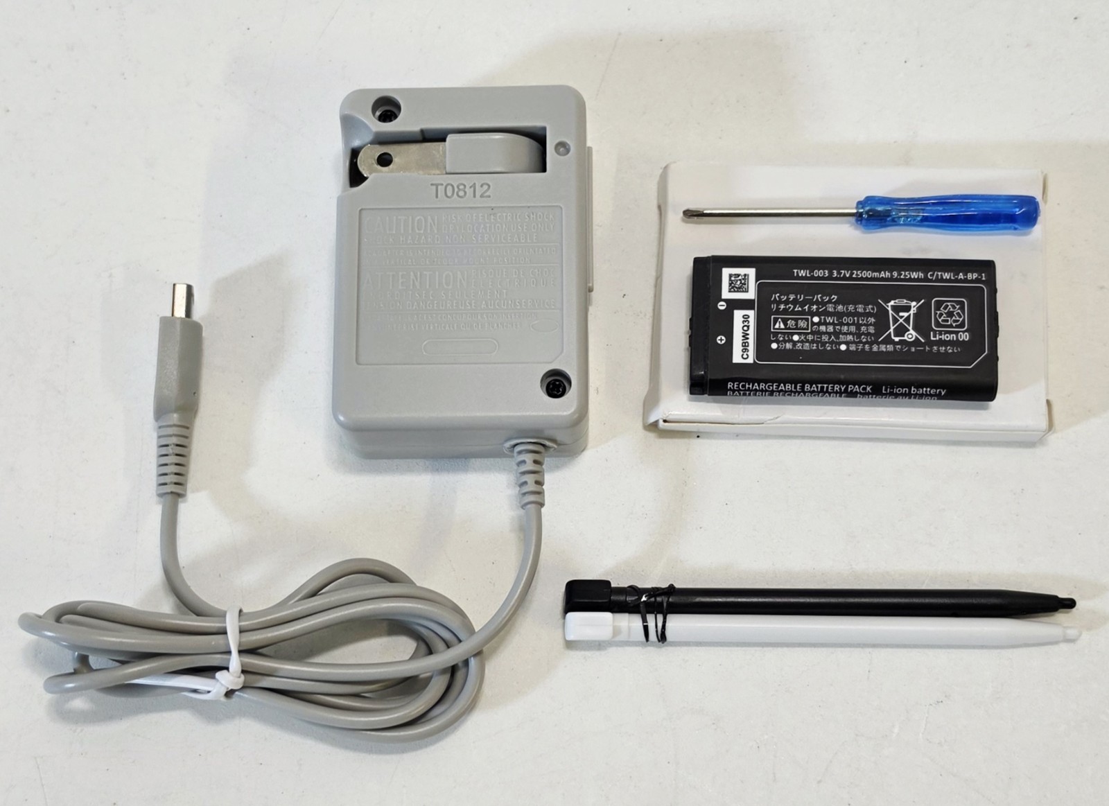 AC Wall Charger & 2000mAh Battery & Tool + 2 Stylus For Nintendo DSi Refresh Kit