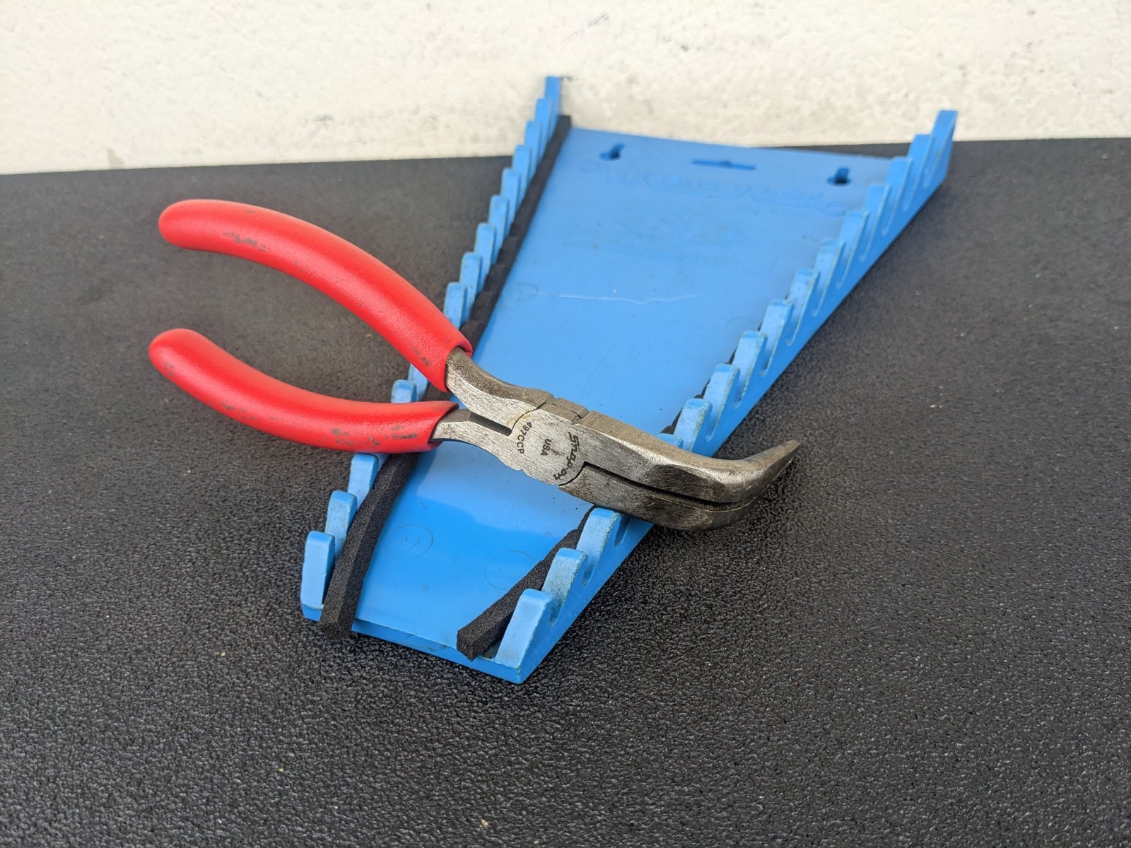 #ar879 Snap On 497CCP - 90° Angle Jaw, Needle Nose Pliers, Red Comfort USA