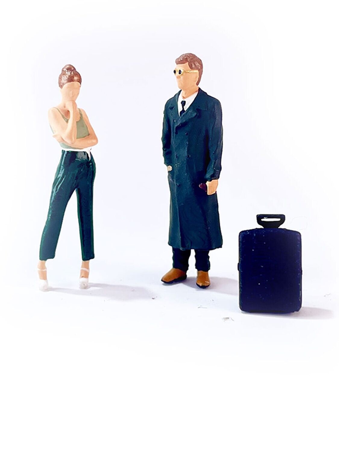 1:64 Painted Figure Mini Model Miniature Resin Diorama Sand Toy Waiting Luggage