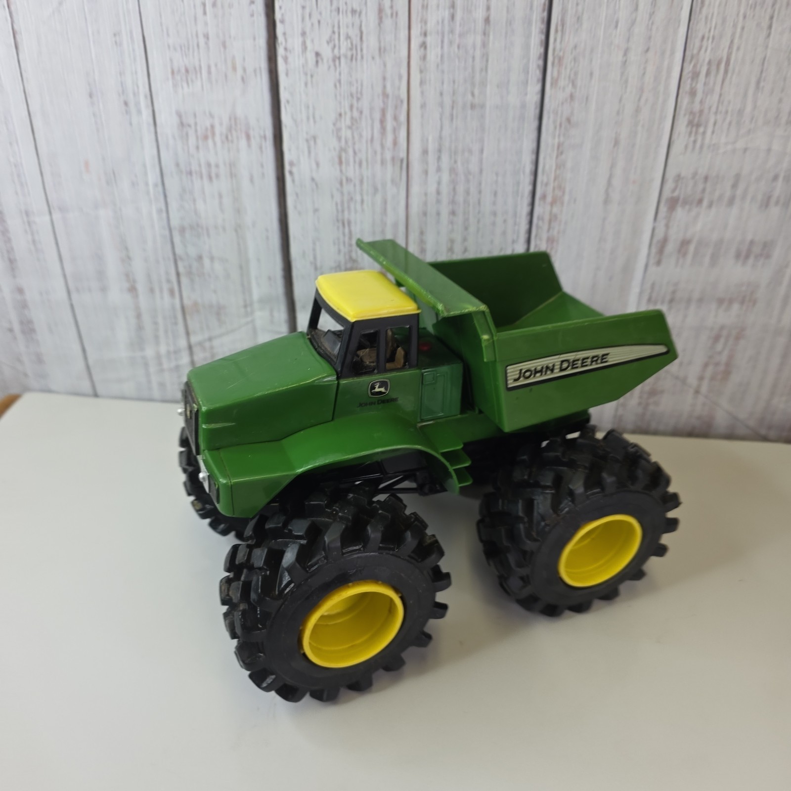Ertl JOHN DEERE Monster Treads Dump Truck  Action Toy Green Yellow