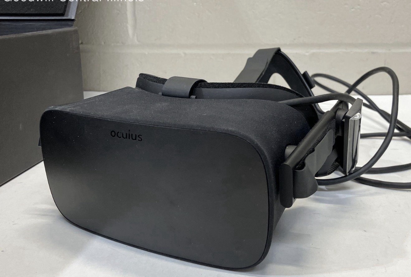 Oculus Rift CV1 VR - Full Original Set w/ Box - Good Condition