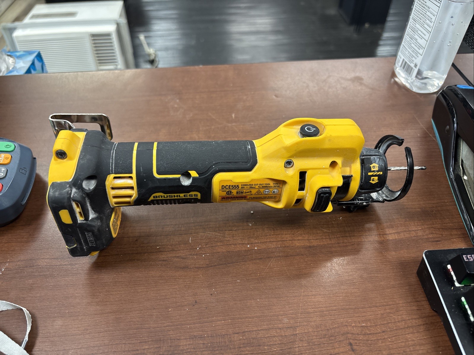 DEWALT DCE555B Drywall Cut-Out Tool – 20V XR Brushless, Tool Only. TESTED