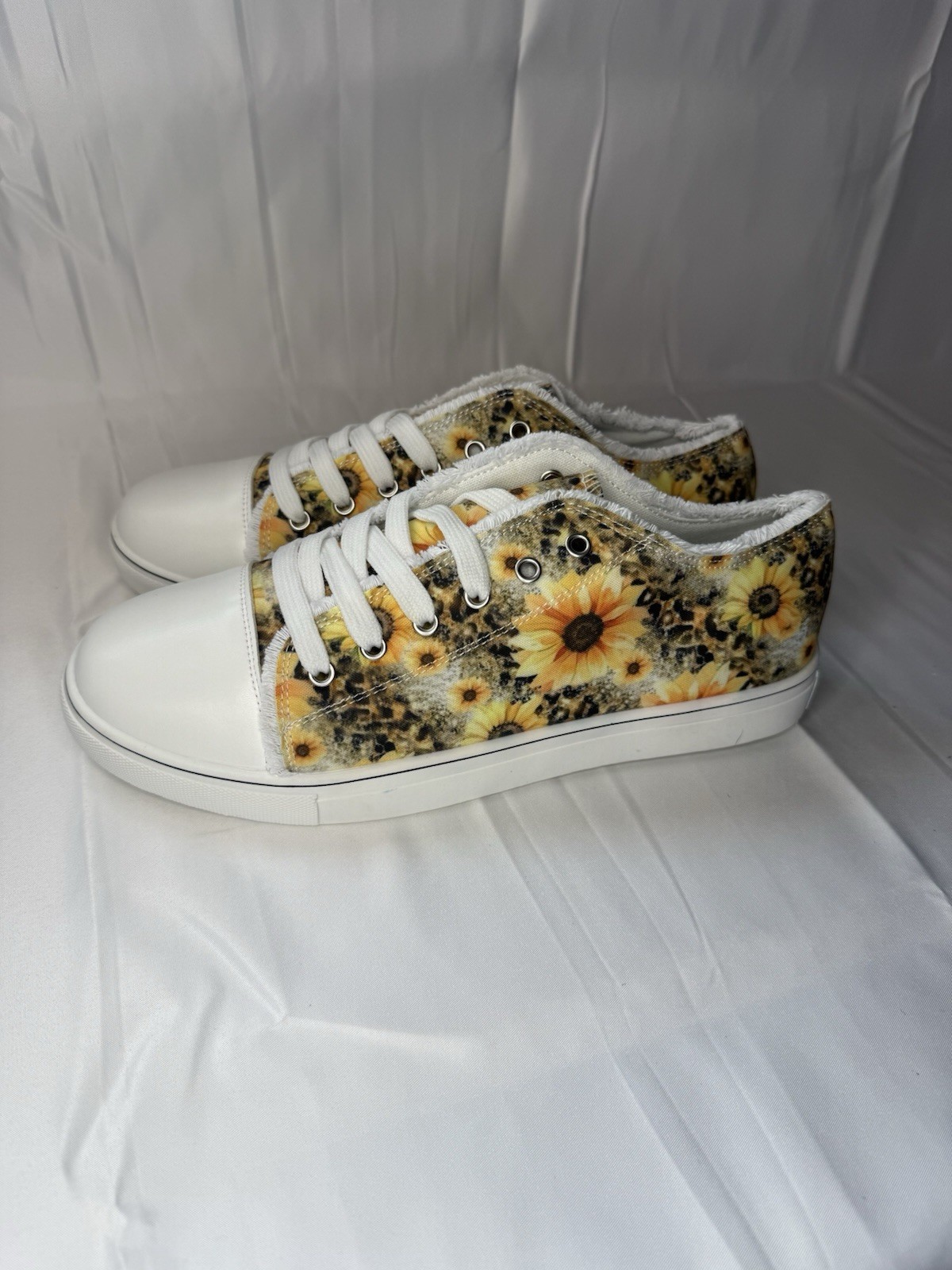 Women’s Canvas Low Top Sneakers, Sunflower Print Pattern Size 9.5