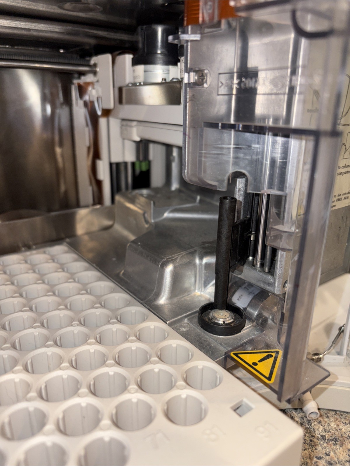Hewlett Packard 1100 Series G1313A Autosampler / Powers up, initializes