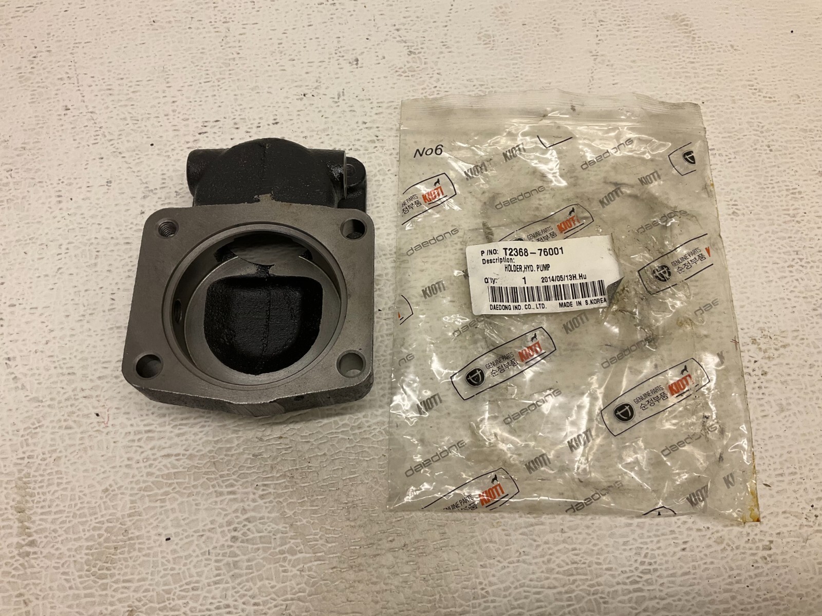 Daedong Kioti T2368-76001 Hydraulic Pump Holder T236876001 New (TSC)
