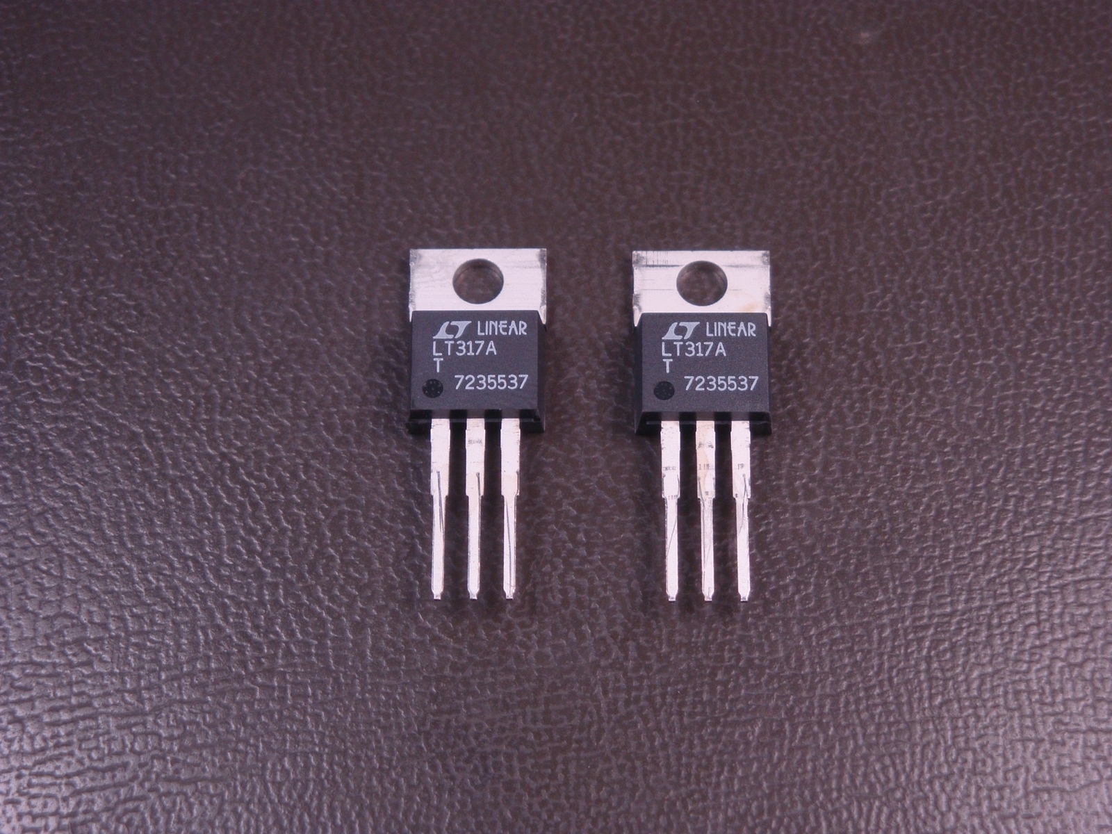 Lot of 2 LT317AT Linear Tech Positive Adjustable Regulator 1.5A 3 Pin TO-220 NOS