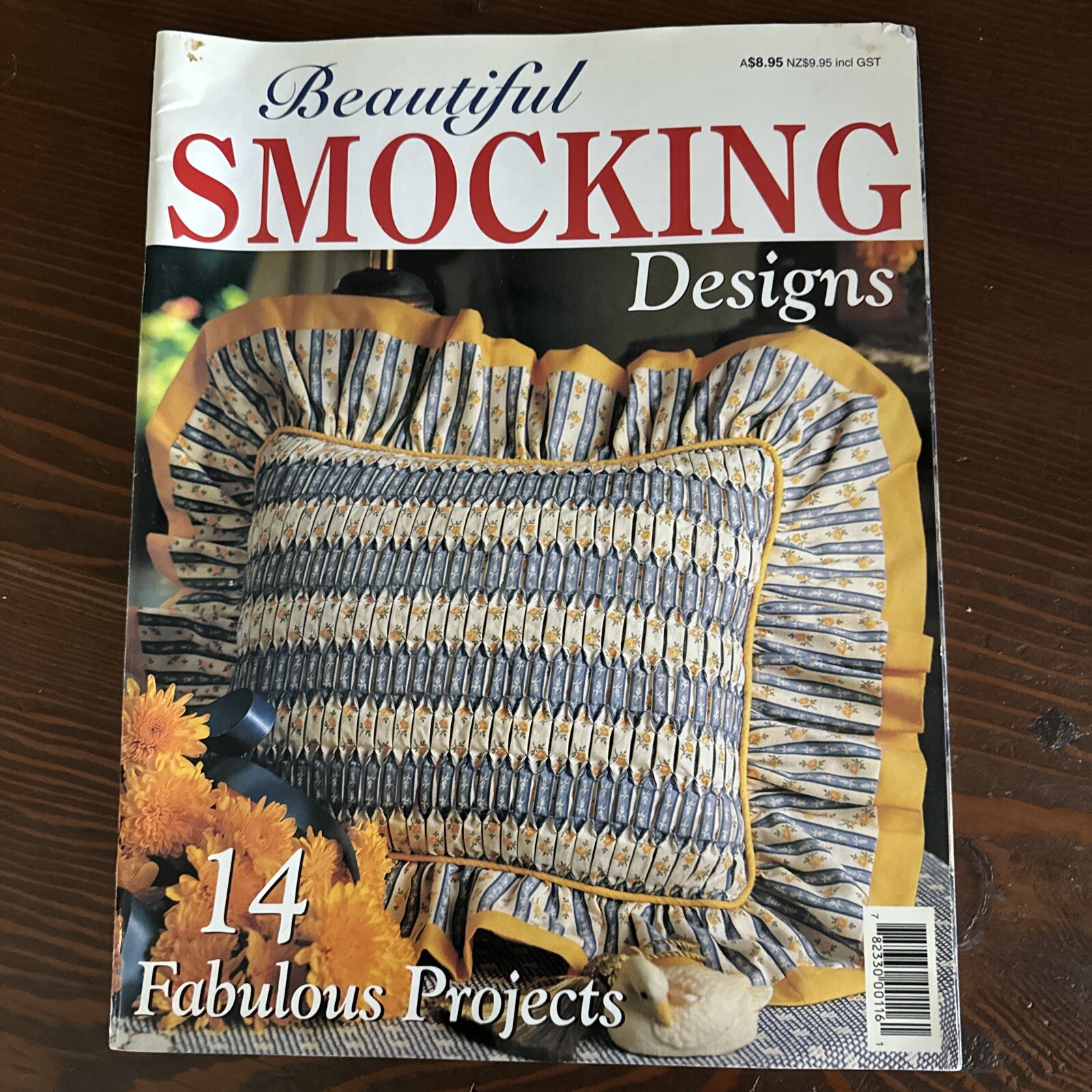 Beautiful Smocking Designs Magazine - 14 fabulous projects - 1999 Express Pub.